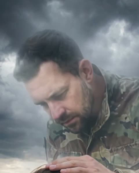 Роль «Военный»: Фото военного: смотрит на тебя с небес